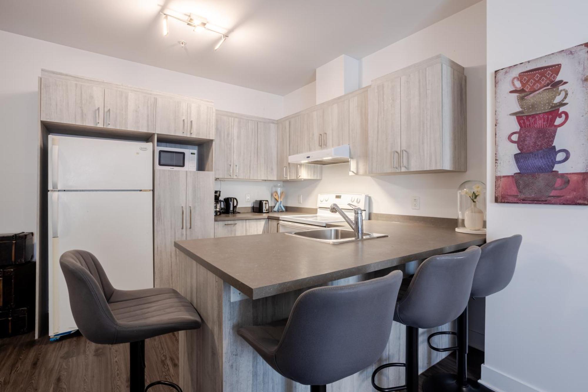 Wonderful 4 Bedroom In The Heart Of Downtown Apartment *